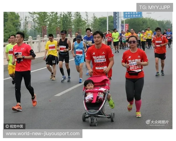 马拉松推婴儿车选手跑赢大部分专业选手