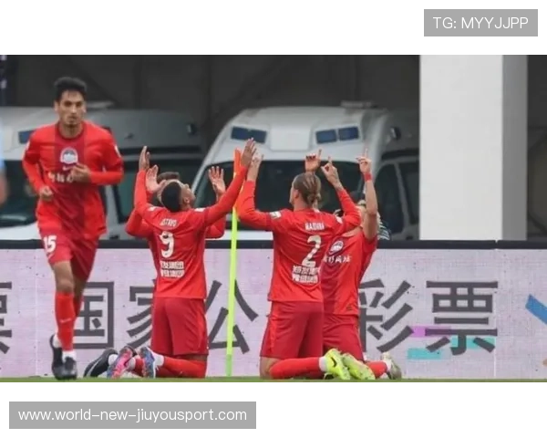 河南队古斯塔沃停球转身，禁区内冷静低射破网